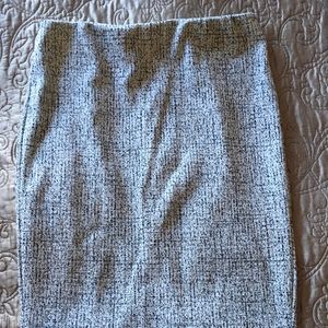 Express White w/ Black Flecks Pencil Skirt w/ Small Slit in Back, Size Medium